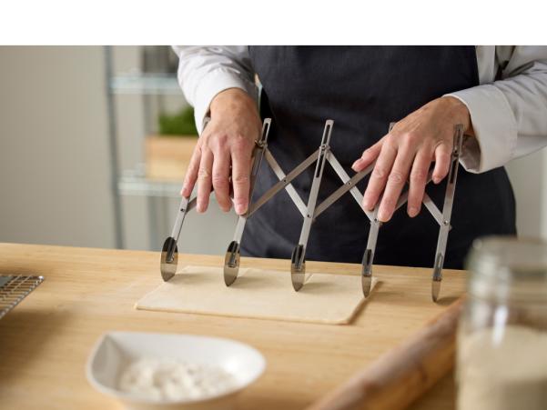 BITZ Blomsterbergs Pastry Cutter With 5 Wheels Steel
