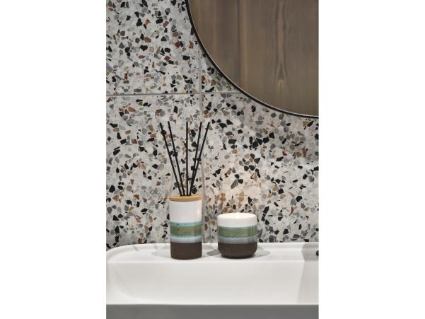 BITZ Villa Collection Iris Orchid Vanilla Fragrance Candle Dia 7 X 7.3 Cm White/Green