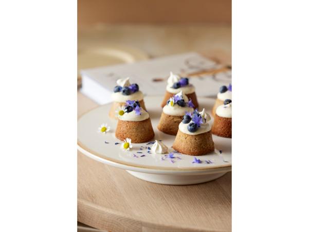 BITZ BITZ Footed Cake Stand Dia 30 X 5.5 Cm Cream
